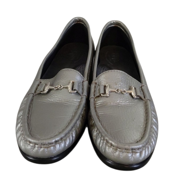 NEW SAS Metro Wonen's Tripad Comfort Leather Metallic Silver Penny Loafers 6.5 - Picture 2 of 11